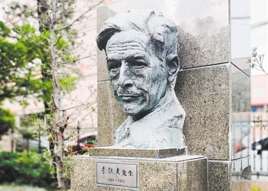 位于(yu)鐵夫畫閣的(de)李鐵夫雕像。