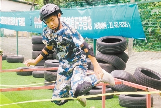 選手在(zai)進(jin)行越障訓練。