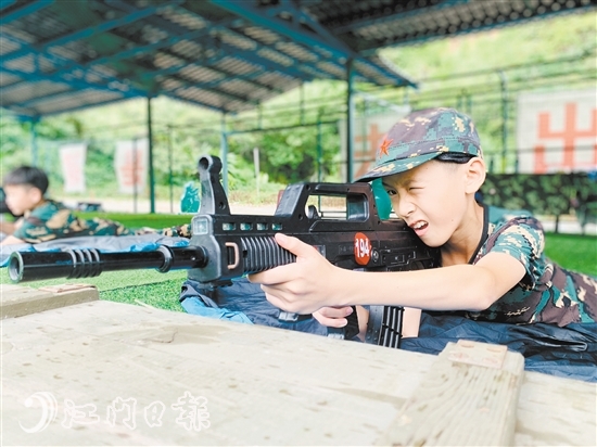 小(xiǎo)營(ying)員(yuan)們進(jin)行卧姿射擊訓練。