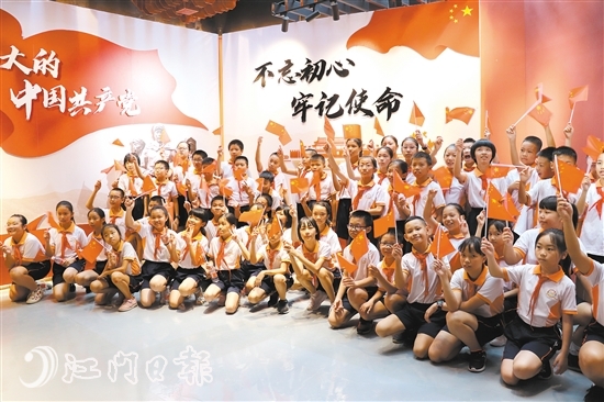 鶴山(shān)市(shi)革命烈士紀念館已成(cheng)爲(wei)中(zhong)小(xiǎo)學(xué)校組織開展(zhan)主(zhu)題教育活動(dòng)的(de)重(zhong)要陣地。