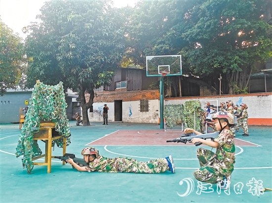 學(xué)生(sheng)分(fēn)爲(wei)紅(hong)藍兩隊(duì)在(zai)操場(chang)上模拟軍事對抗。