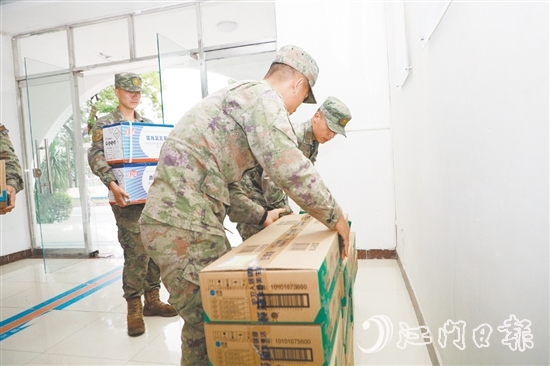 武警江(jiang)們(men)支隊(duì)官兵搬運防疫捐贈物(wù)資(zi)。