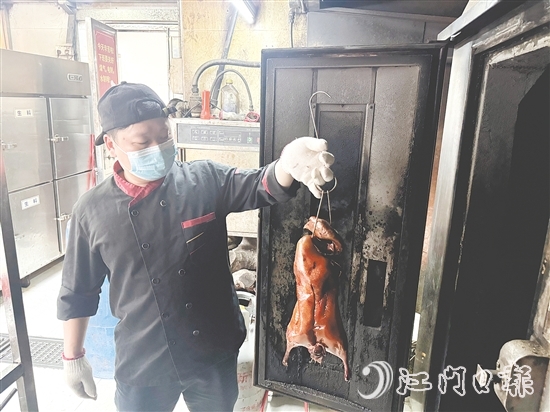 剛出爐的(de)燒鵝香飄四溢。