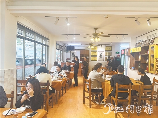 午飯時間，名(míng)遠(yuǎn)恩平菜館座無虛席。