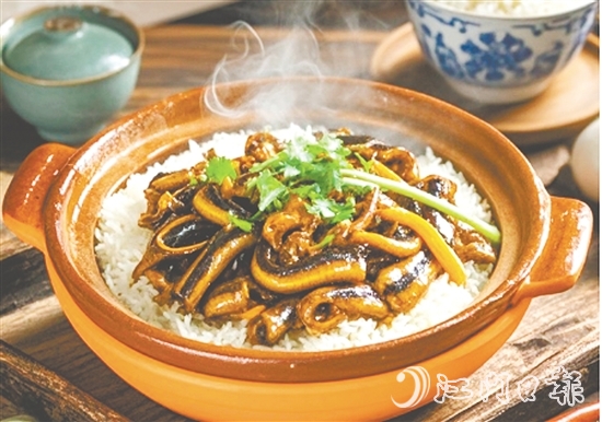 用(yong)檯(tai)山(shān)大(da)米製(zhi)作(zuò)的(de)煲仔飯别有(yǒu)一(yi)番風味。
