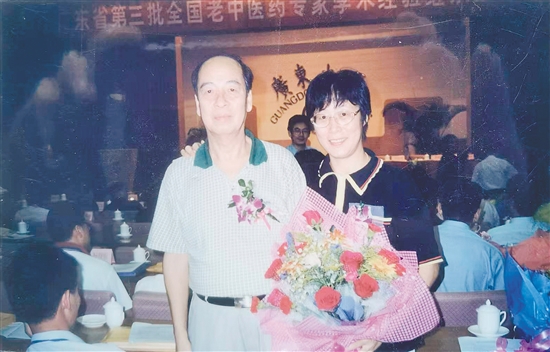黎小(xiǎo)妮與其父親的(de)郃(he)影。 黎小(xiǎo)妮與其父親的(de)郃(he)影。