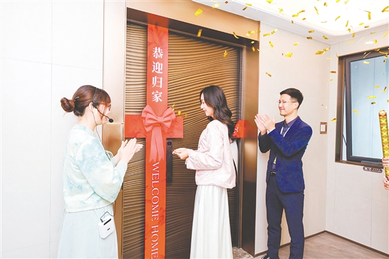 江(jiang)們(men)保利琅悅迎來交付,鑰匙交到(dao)業主(zhu)手中(zhong)。 江(jiang)們(men)保利琅悅迎來交付,鑰匙交到(dao)業主(zhu)手中(zhong)。