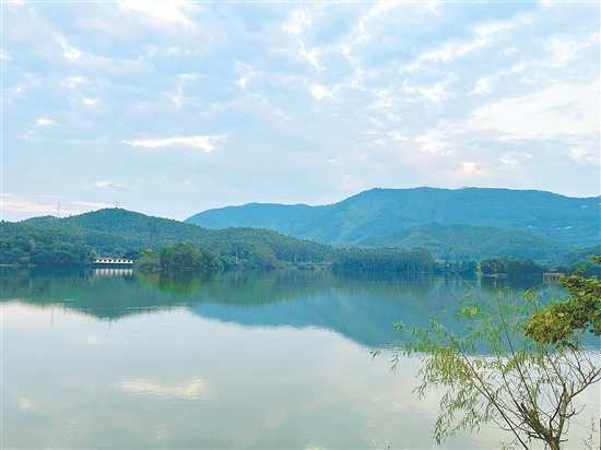蓬江(jiang)蘭石公(gōng)園湖(hú)光山(shān)色,景色優(you)美。 蓬江(jiang)蘭石公(gōng)園湖(hú)光山(shān)色,景色優(you)美。