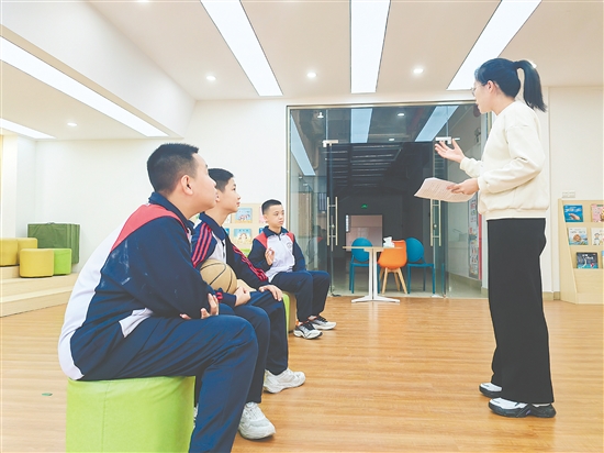 新(xin)會區(qu)中(zhong)小(xiǎo)學(xué)嚴格落實心理(li)健康教育課程(cheng),不少學(xué)校組建(jian)心理(li)社(she))團(tuán),深受學(xué)生(sheng)歡迎。 新(xin)會區(qu)中(zhong)小(xiǎo)學(xué)嚴格落實心理(li)健康教育課程(cheng),不少學(xué)校組建(jian)心理(li)社(she))團(tuán),深受學(xué)生(sheng)歡迎。