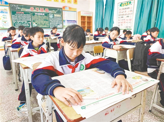 同學(xué)們拿(ná)到(dao)新(xin)一(yi)期的(de)《青蘋果》,津津有(yǒu)味地讀了(le)起來。 同學(xué)們拿(ná)到(dao)新(xin)一(yi)期的(de)《青蘋果》,津津有(yǒu)味地讀了(le)起來。
