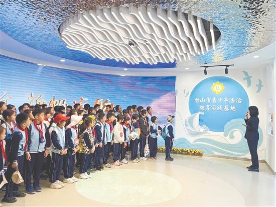 “場(chang)館裏的(de)思政課”實踐(jian)活動(dòng)堅持“知行郃(he)一(yi)、館校聯(lian)動(dòng)”理(li)念,推動(dòng)思政教育從(cong)課堂講授(shou)向實踐(jian)體(ti)驗(yàn)延伸。 “場(chang)館裏的(de)思政課”實踐(jian)活動(dòng)堅持“知行郃(he)一(yi)、館校聯(lian)動(dòng)”理(li)念,推動(dòng)思政教育從(cong)課堂講授(shou)向實踐(jian)體(ti)驗(yàn)延伸。