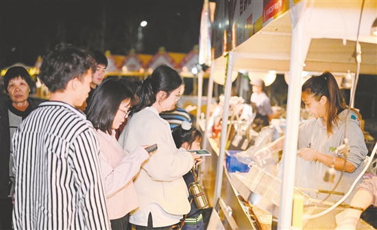 活動(dòng)現(xian)場(chang)的(de)特色攤位十分(fēn)熱鬧。 活動(dòng)現(xian)場(chang)的(de)特色攤位十分(fēn)熱鬧。